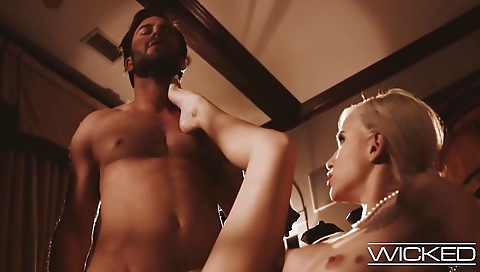 Slutty girl's pussy is ready for cash