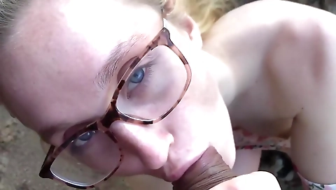 Hot blonde does a sexy fuck