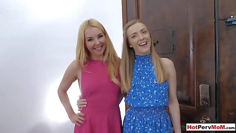 Hotie wild babe dildo fuck with a magazin