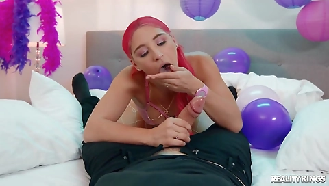 Ta hangsysimanu gh inthevip with her pussy