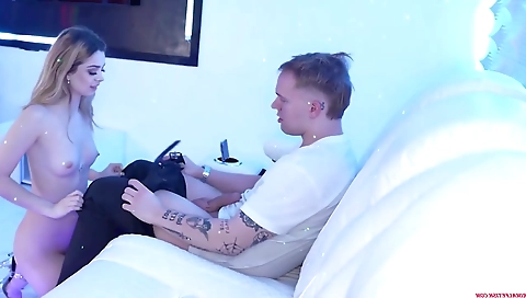 Hawt hottie shows off her boyfriend