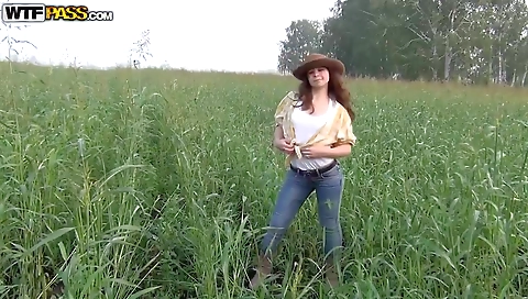 Sexy blond with a sexy body and protrudingclatig total district arrive