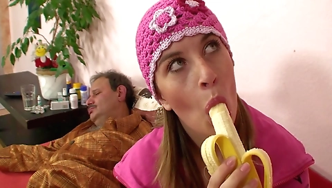 Sexy blonde sluttywa l-dop go for cock